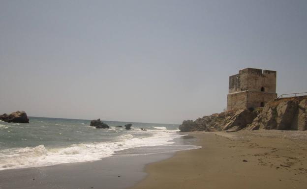 Al fonde, la Torre de la Sal o de Salto de la Mora pone el acento histórico en esta franja litoral. 