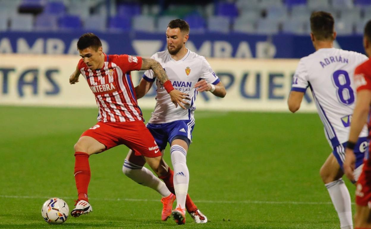 Peybernes (derecha), con el Zaragoza en una pugna con Djurdjevic del Sporting. 