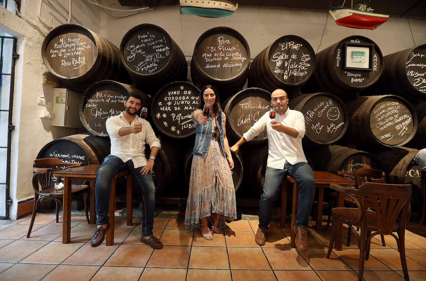 Elena Cobos, Pepe Cobos y Pablo Gonzalo brindan por otros 50 años. 