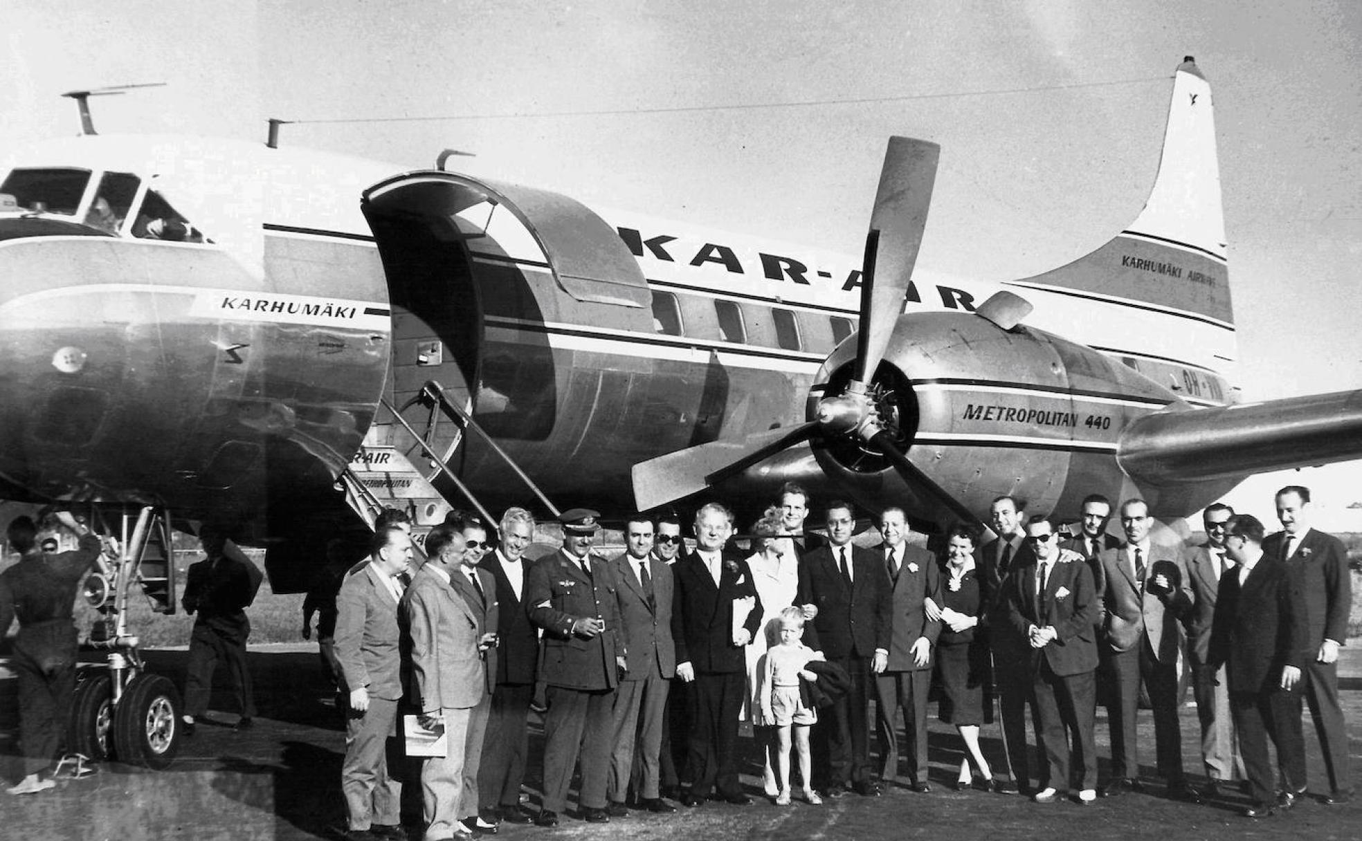 Autoridades delante del avión de Kar Air que llegó el 20 de octubre de 1959.