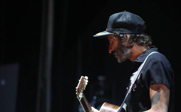 Imagen principal - Leiva sorprende en Marenostrum Fuengirola al subirse al escenario con Sidecars