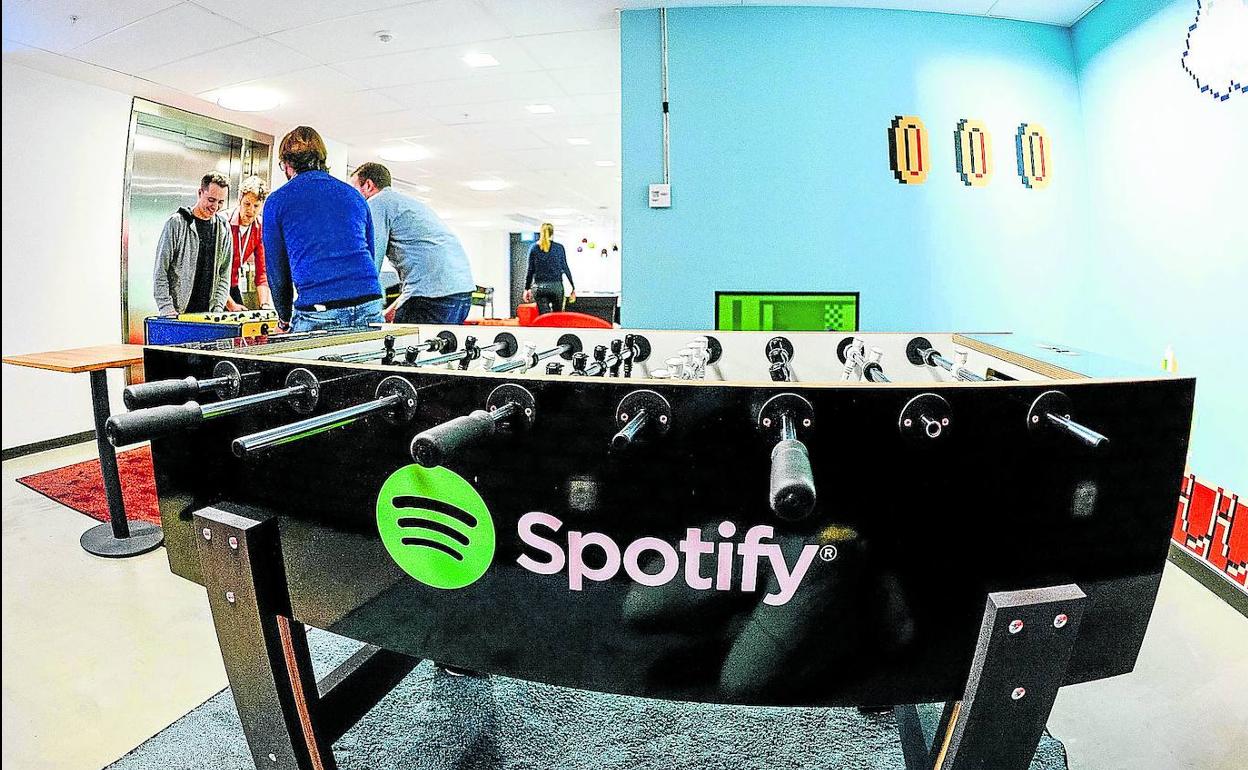 Trabajadores de una de las sedes europeas de Spotify se entretienen durante un descanso de su jornada laboral.