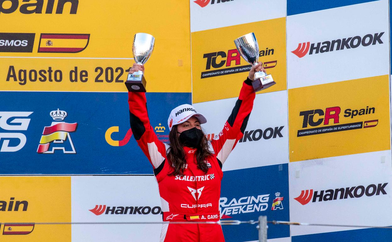 Alba Cano celebra su segundo puesto en el podio. 