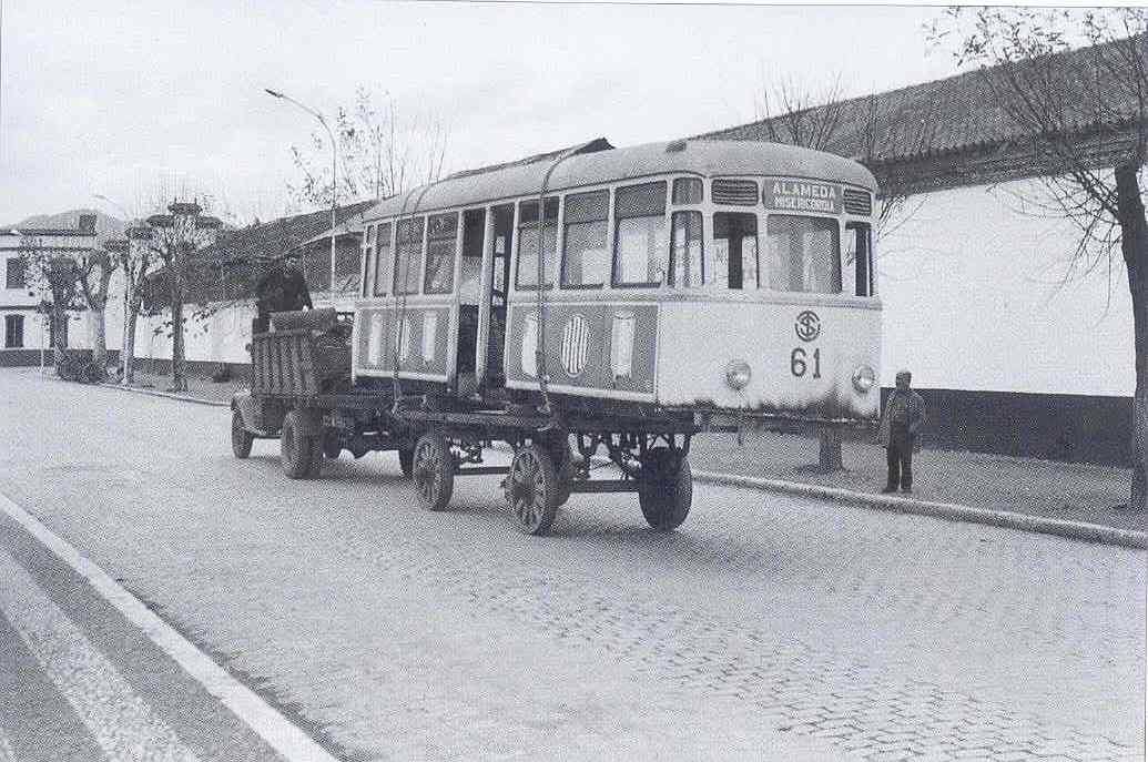 Tranvía nº 61 con la carroceria rumbo al desguace. Archivo Francisco Arias