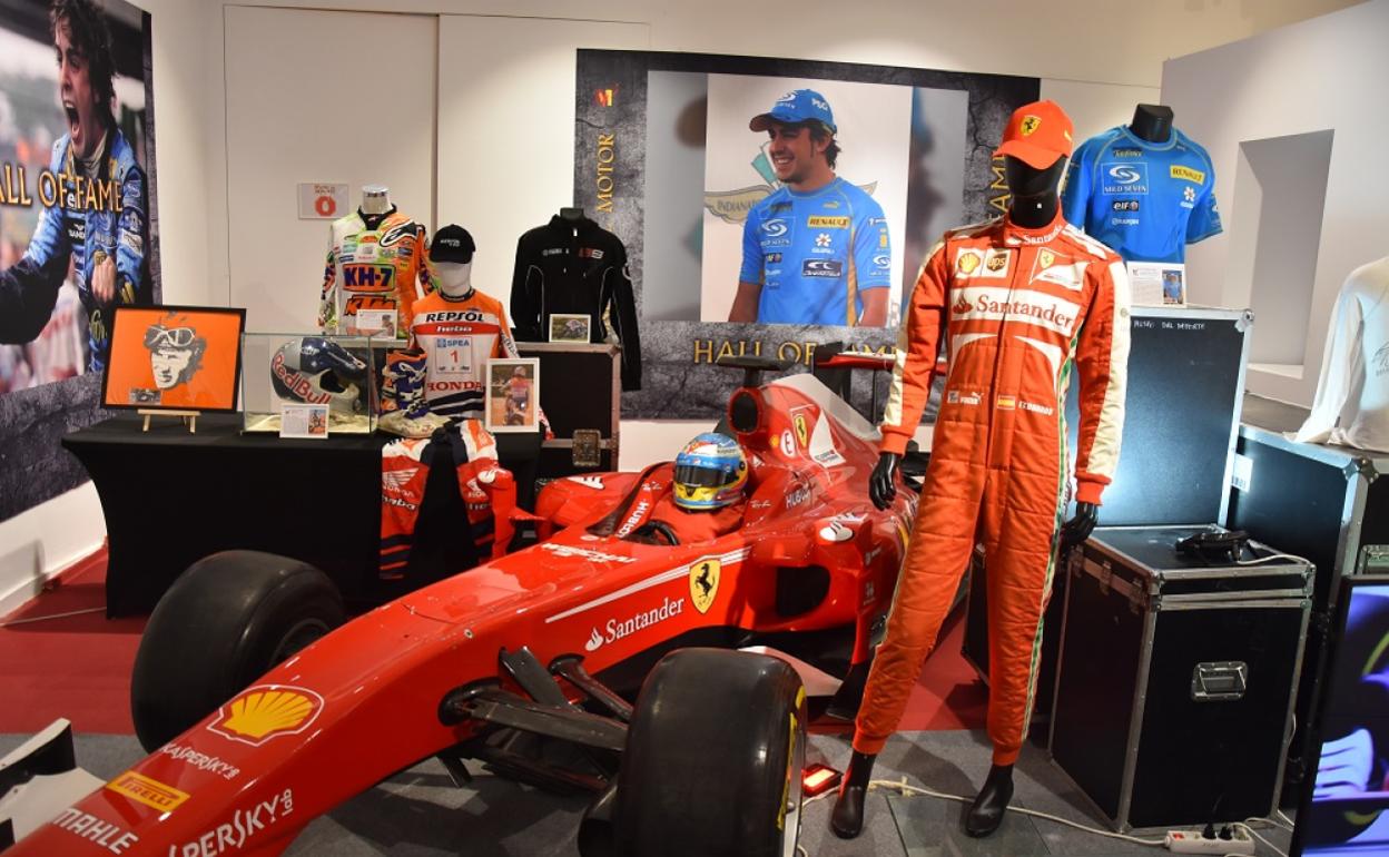 El Ferrari de Alonso ocupa un lugar destacado en la muestra.