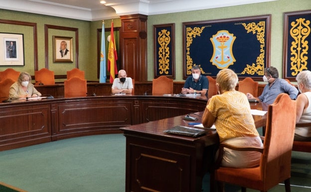 Imagen de la reunión celebrada este miércoles en el salón de plenos nerjeño. 