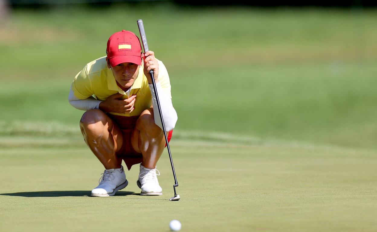 Azahara Muñoz estudia agachada un golpe en su segundo recorrido al campo en el Kasumigaseki Country Club, en Saitama. 