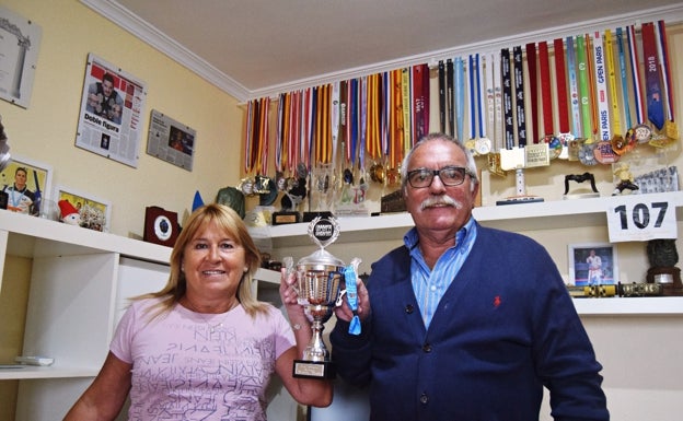 Sus padres, que viven en Torremolinos, en la zona de la casa con sus trofeos y medallas. 