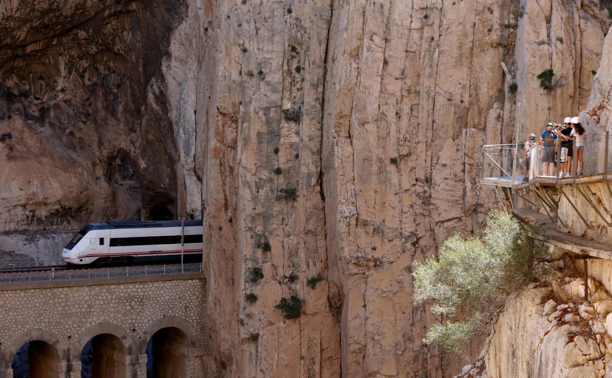 La ruta discurre muy cercana a las vías del tren. 