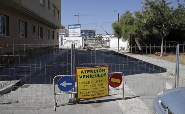 El corte de calles complica la circulación en la barriada. 