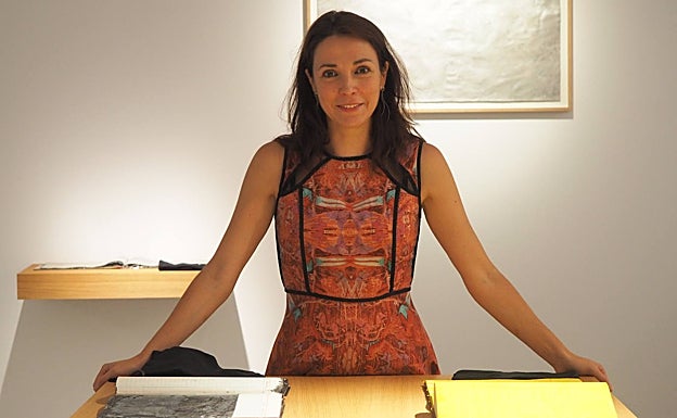 Imagen principal - Rosell Meseguer, en la foto de arriba, trabaja a partir de la historia del municipio