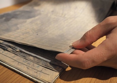 Imagen secundaria 1 - Rosell Meseguer, en la foto de arriba, trabaja a partir de la historia del municipio