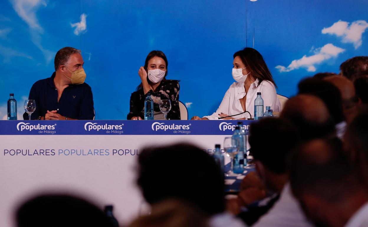 Elías Bendodo, Margarita del Cid y Andrea Levy, en el acto del PP de Málaga, celebrado en Torremolinos. 