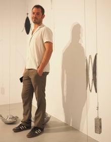 Imagen secundaria 2 - Rosell Meseguer, en la foto de arriba, trabaja a partir de la historia del municipio