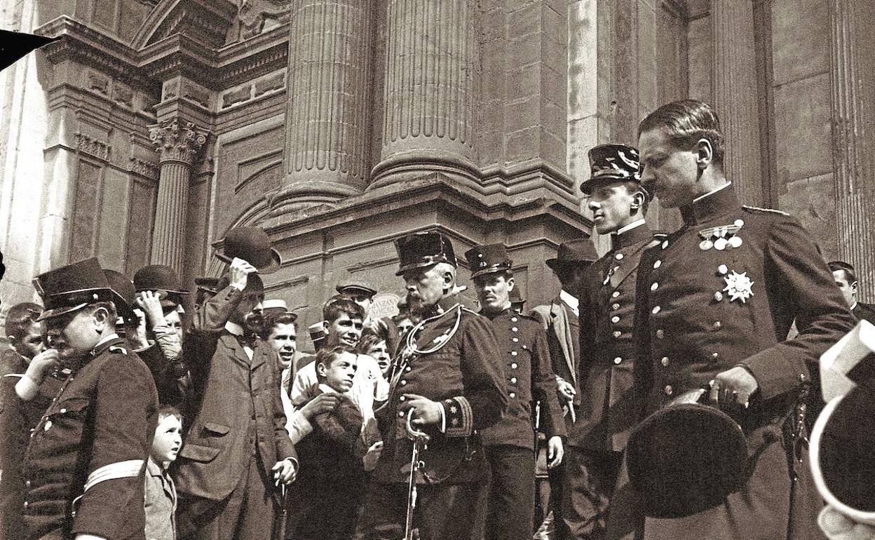 El rey Alfonso XII saliendo de la Catedral en 1907.