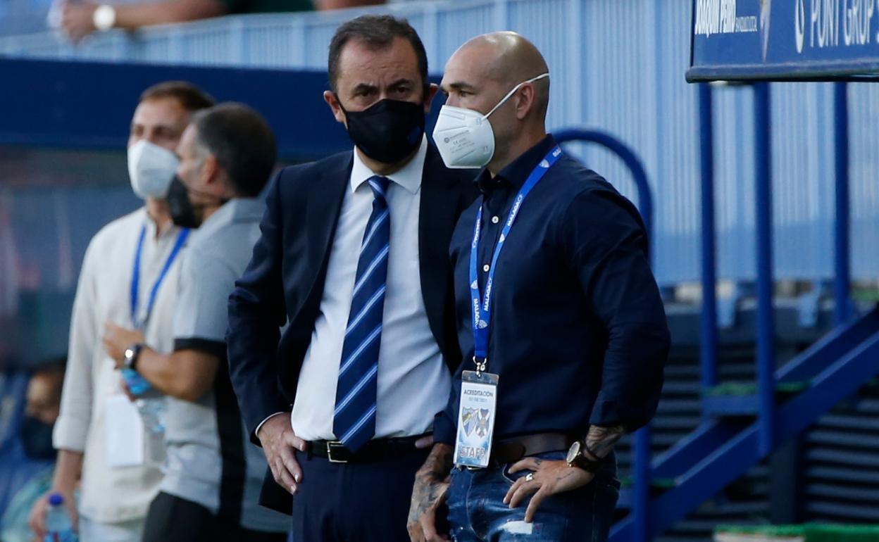 El administrador judicial, José María Muñoz, y el director deportivo, Manolo Gaspar, el pasado sábado en La Rosaleda.