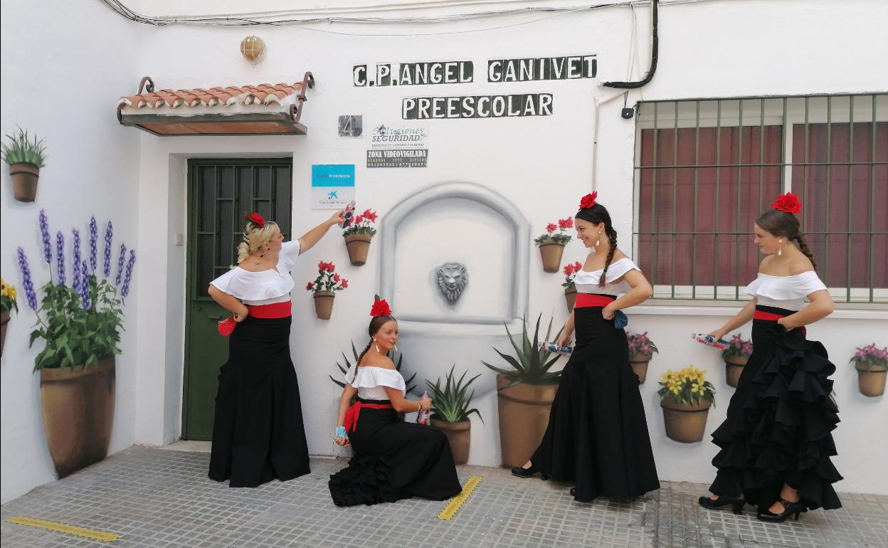 Grafiti recrea un patio andaluz en Mángas Verdes Málaga 