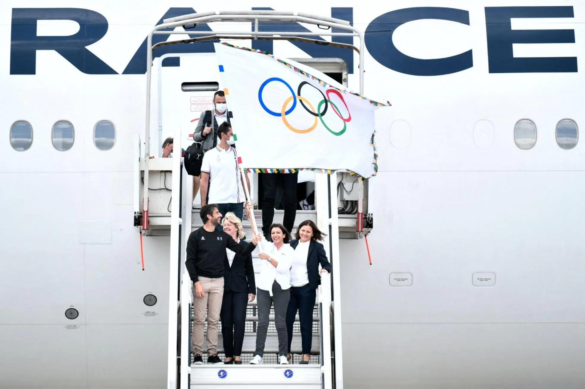 Regreso.
La expedición francesa volvió de Tokio con la bandera olímpica,
que permanecerá en el Ayuntamiento de París hasta 2024. AFP
