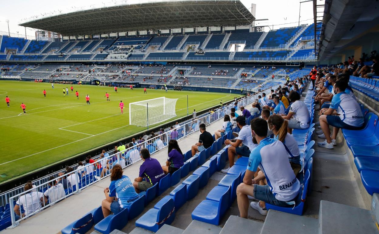 Imagen de una de las gradas de La Rosaleda ocupadas con aficionados durante el Málaga-Tenerife del sábado.