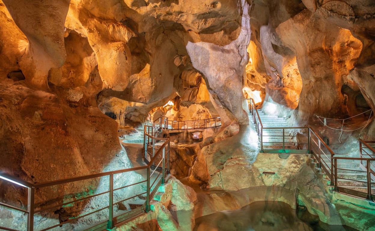 La Cueva del Tesoro está situada en la zona del Cantal Alto, en el núcleo de La Cala del Moral. 