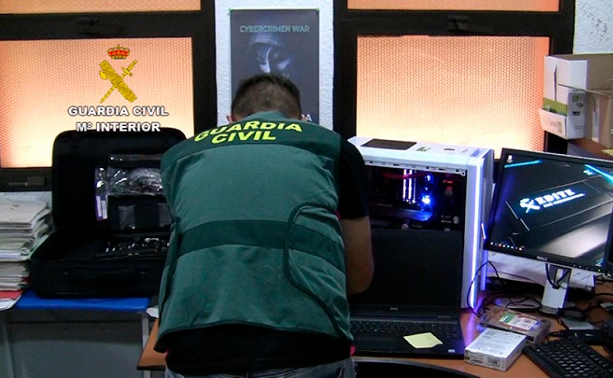 Disuelven grupos con más de 100.000 miembros dedicados al 'carding' tras registros en Málaga