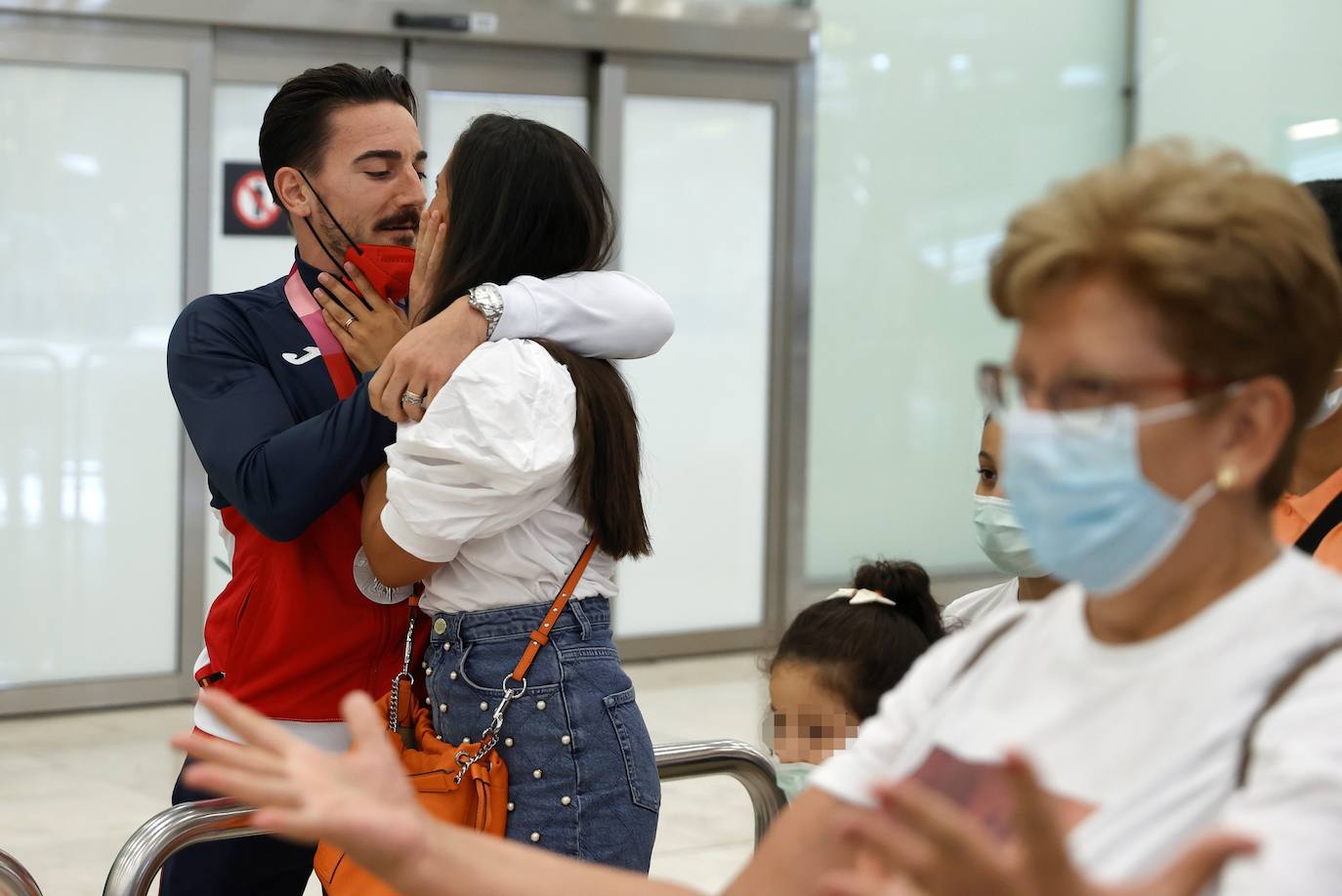 Fotos: El kareteca malagueño Damián Quintero y Sandra Sánchez llegan a Madrid con sus flamantes medallas olímpicas