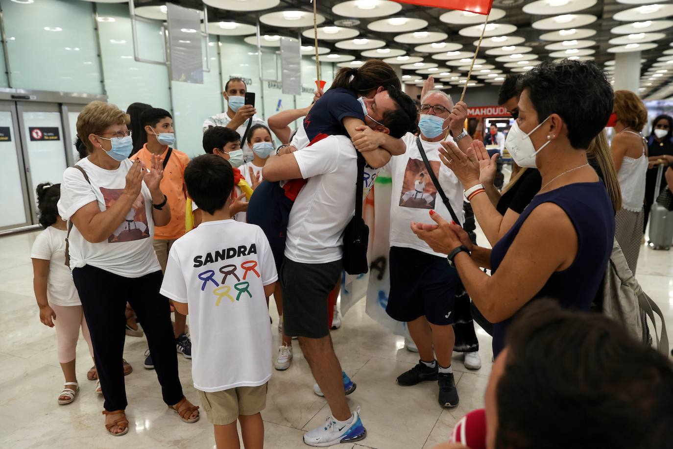 Fotos: El kareteca malagueño Damián Quintero y Sandra Sánchez llegan a Madrid con sus flamantes medallas olímpicas