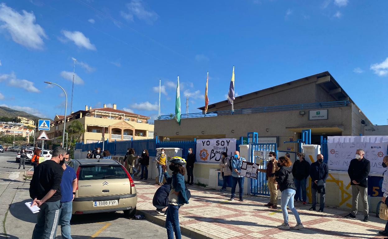 Concentración de profesores y padres, a mediados del pasado febrero frente al IES Ben Al Jatib de La Cala del Moral. 