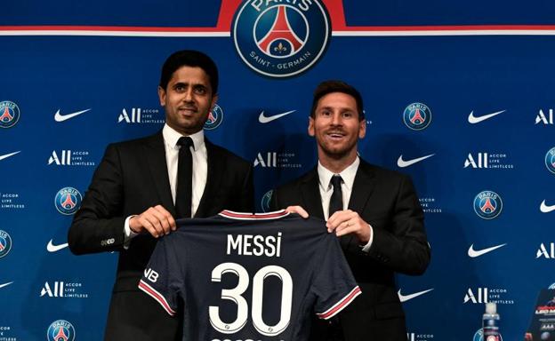 Nasser Al-Khelaïfi y Leo Messi, durante la presentación del rosarino con el PSG. 