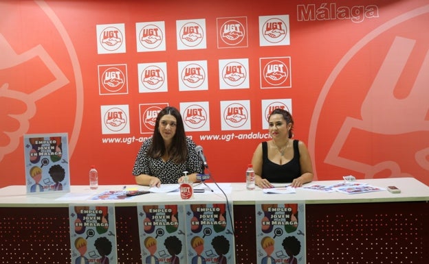 Cristina García y Sara Salor, responsables de Juventud de UGT, durante la presentación del informe sobre empleo en Málaga. 