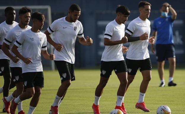 Imagen principal - Algunas de las imágenes del entrenamiento del Málaga de este jueves.