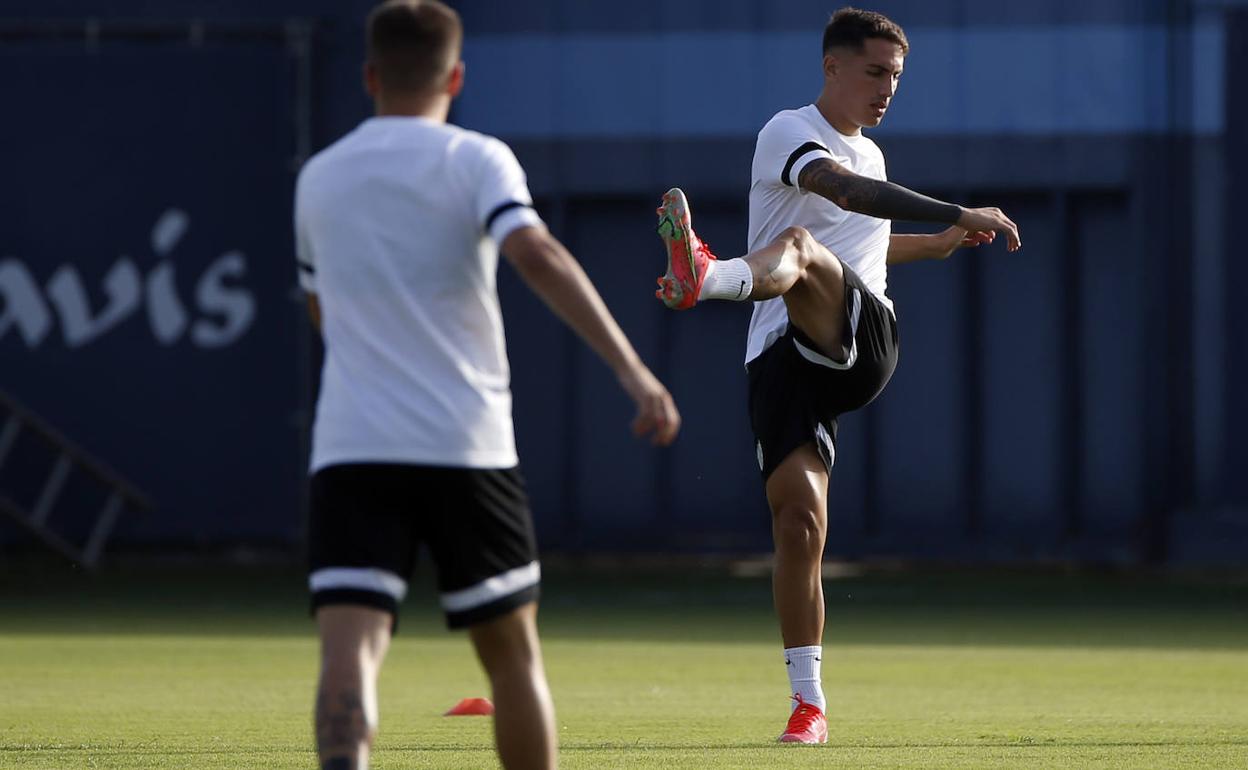 El nuevo jugador del Málaga, Braian Cufré, durante el entrenamiento de este jueves en el Anexo de La Rosaleda.