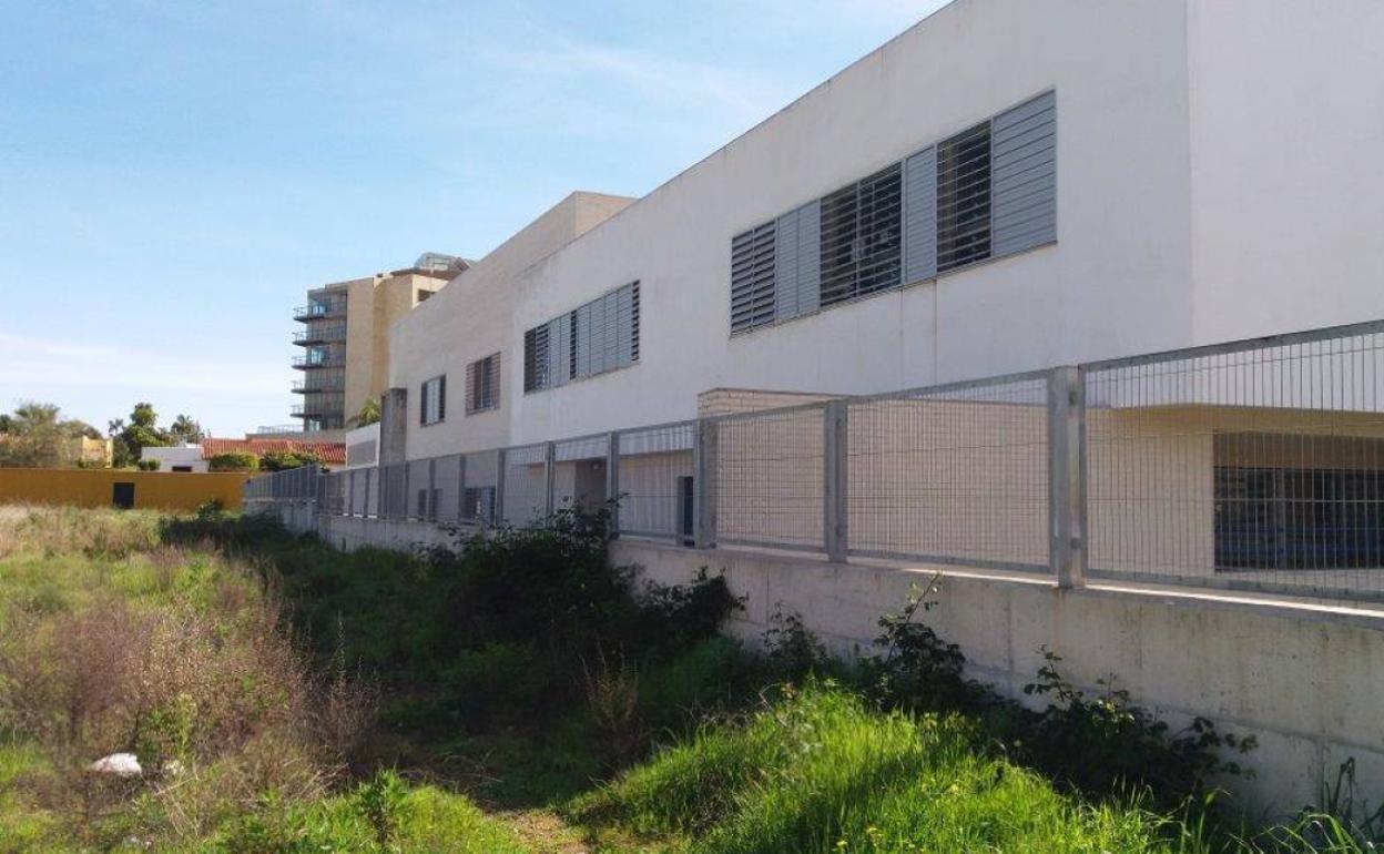 Edificio actual del colegio junto a la parcela contigua sobre la que se proyecta la ampliación. 