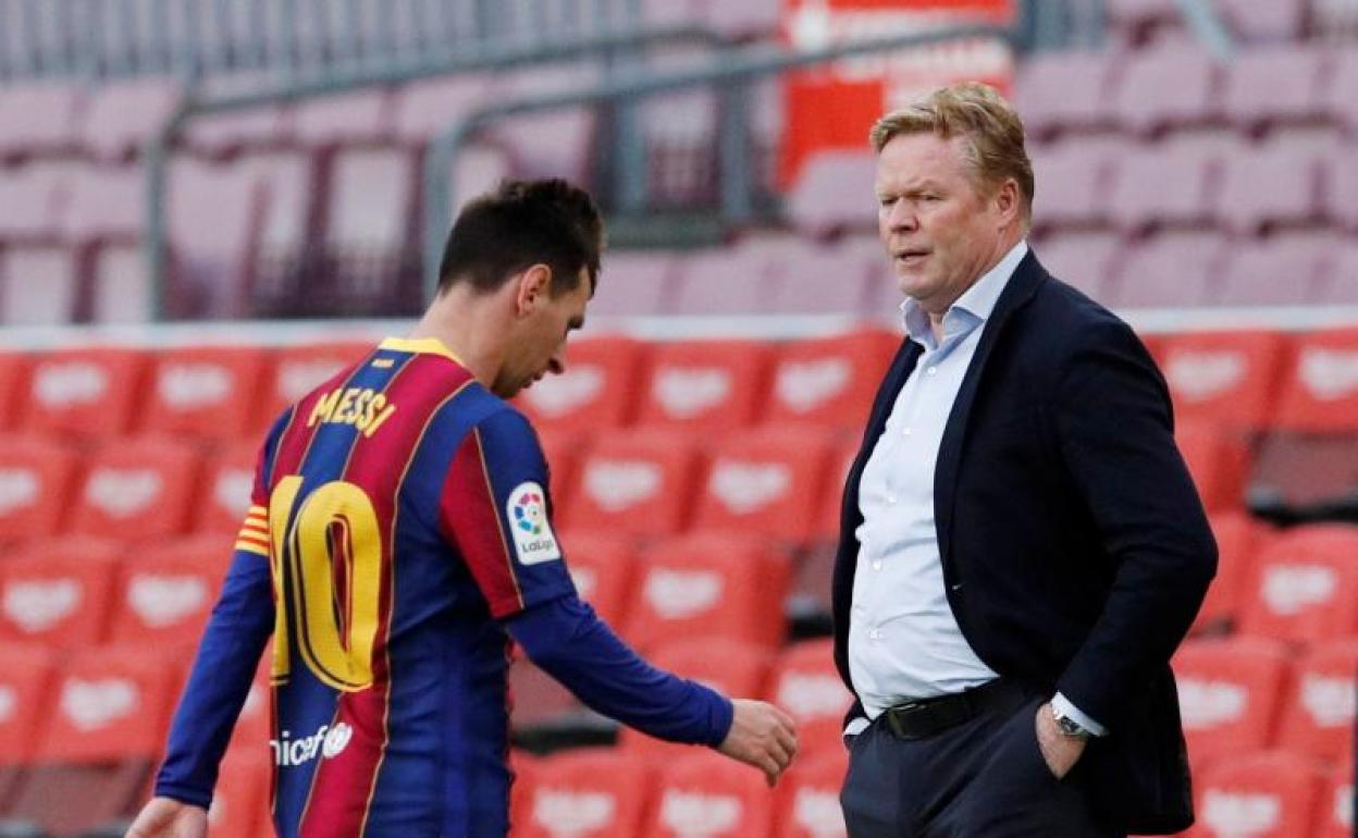 Ronadl Koeman y Leo Messi tras la derrota sufrida por el Barça ante el Celta en el Camp Nou. la pasada Liga. 