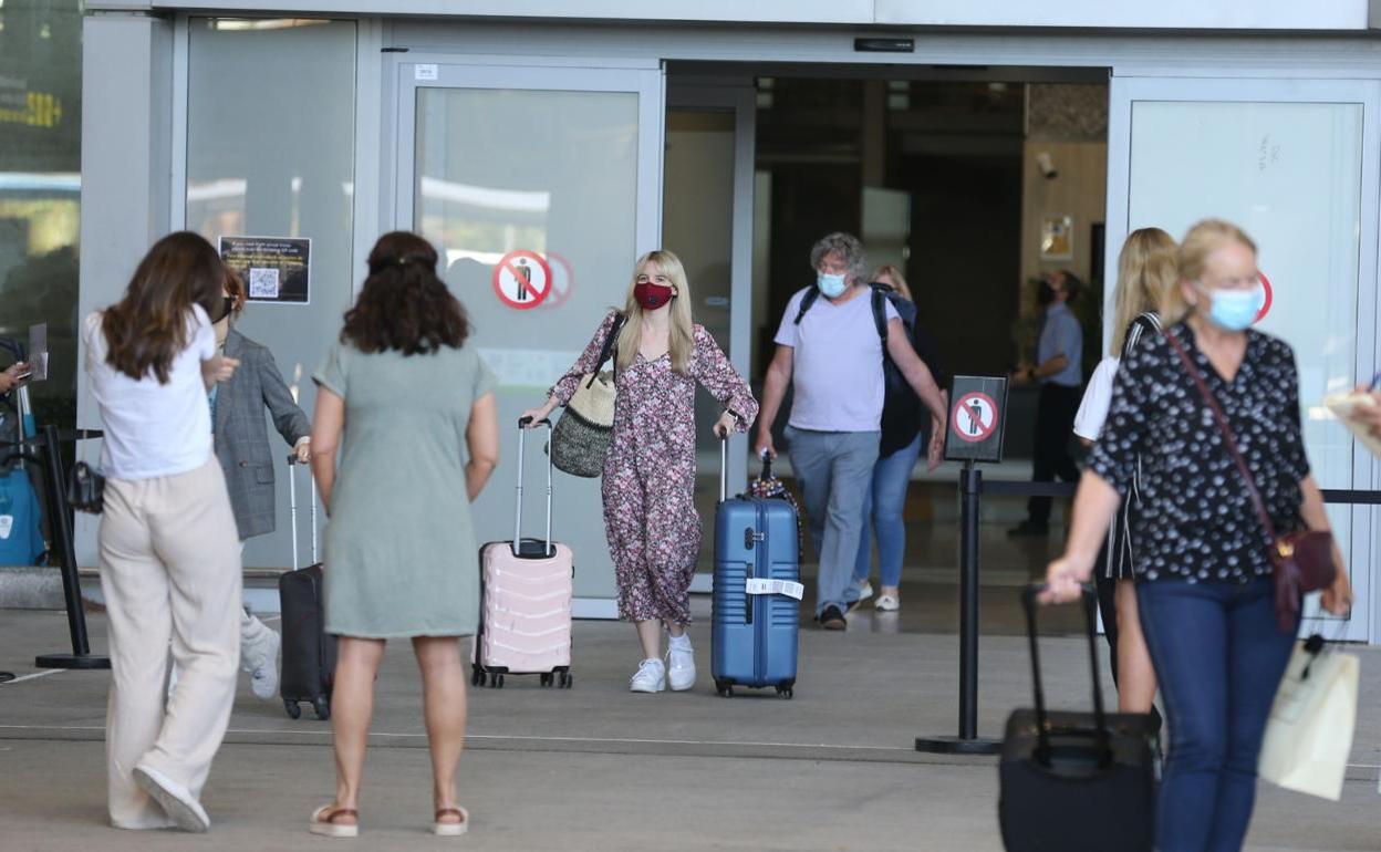 Turistas llegan al aeropuerto de Málaga, este verano. 