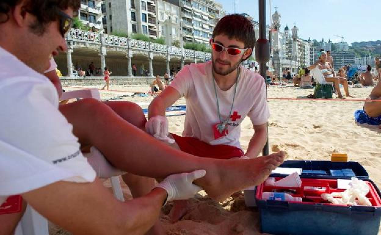 Socorristas atienden una picadura de medusa