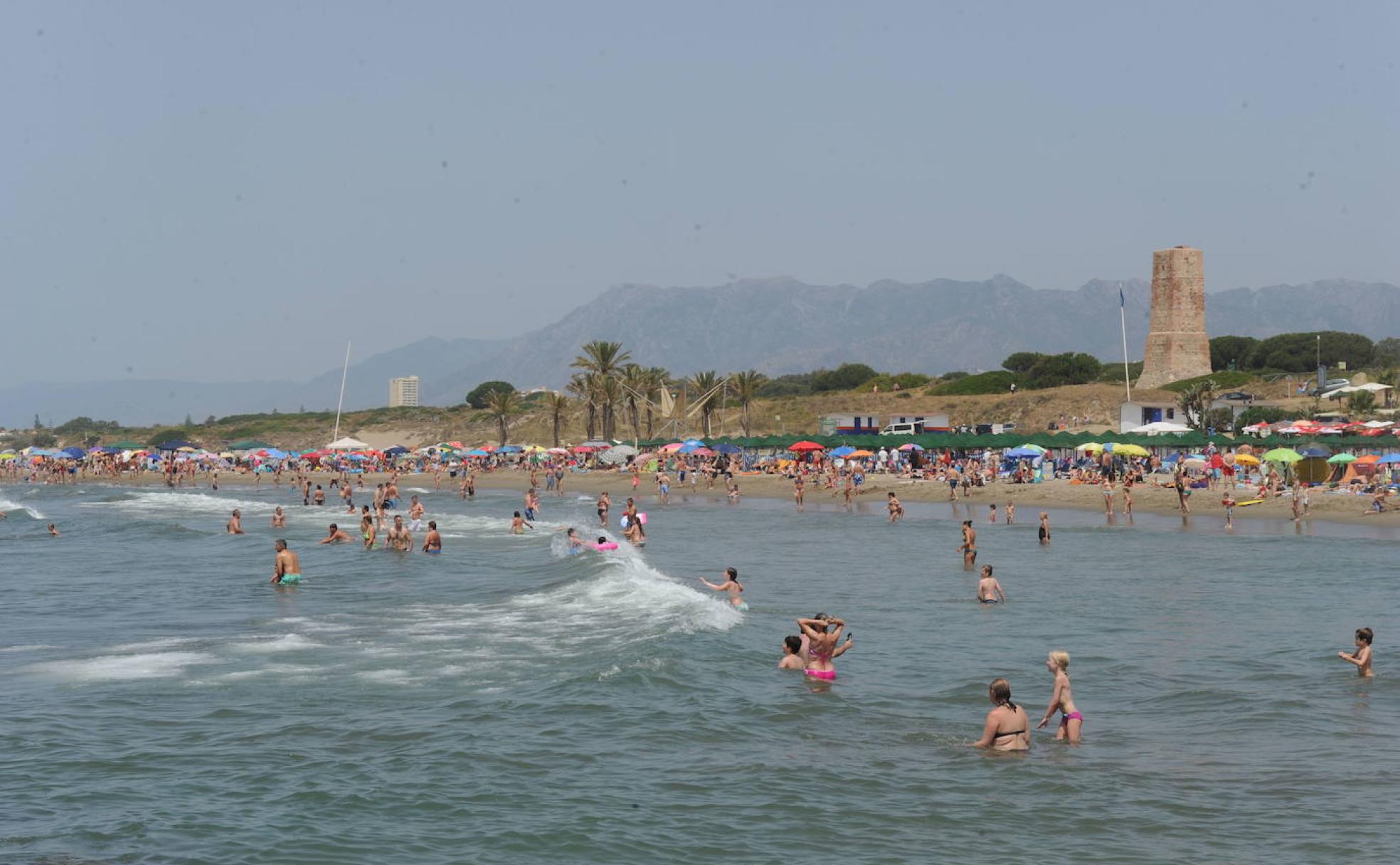 La playa de Cabopino alberta muchos públicos distintos en temporada alta. 