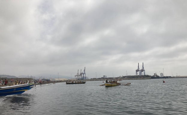 Panorámica de la prueba, con las grúas del Puerto de Málaga al fondo. 