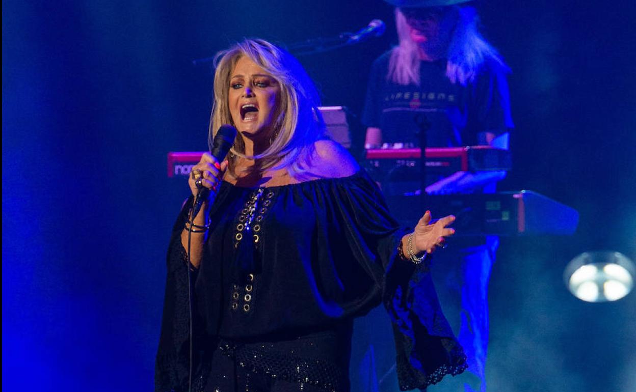 La cantante Bonnie Tyler, durante su concierto de anoche. 