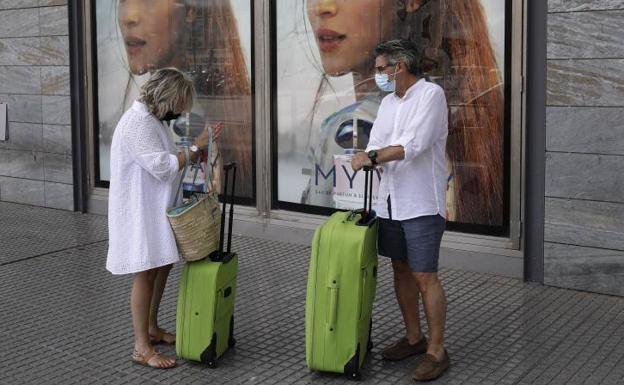  Dos turistas, ayer en la puerta de la estación. 