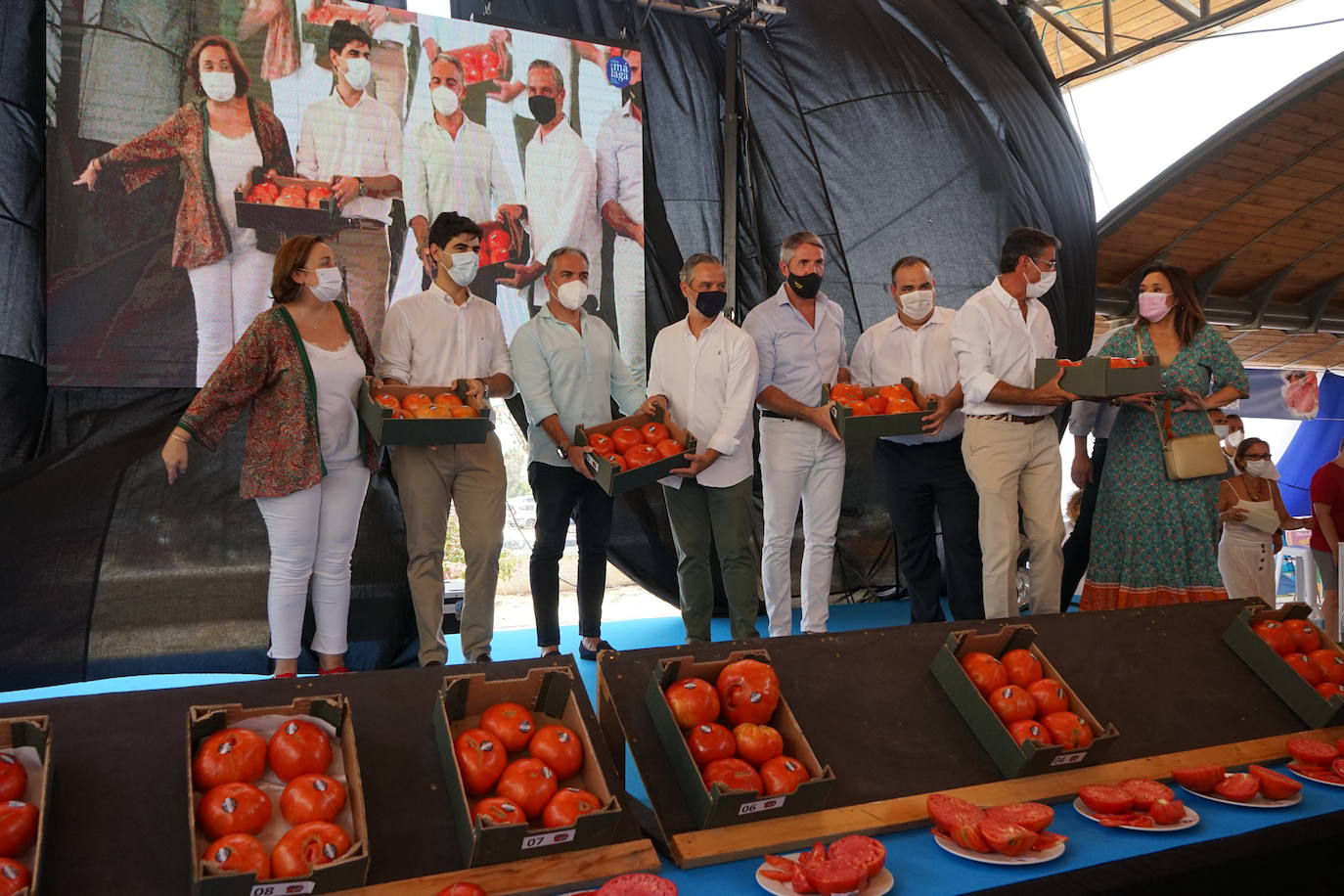 El mercado 'Sabor a Málaga' en Coín acoge la tradicional subasta benéfica del tomate Huevo de Toro y el concurso hortofrutícola. 