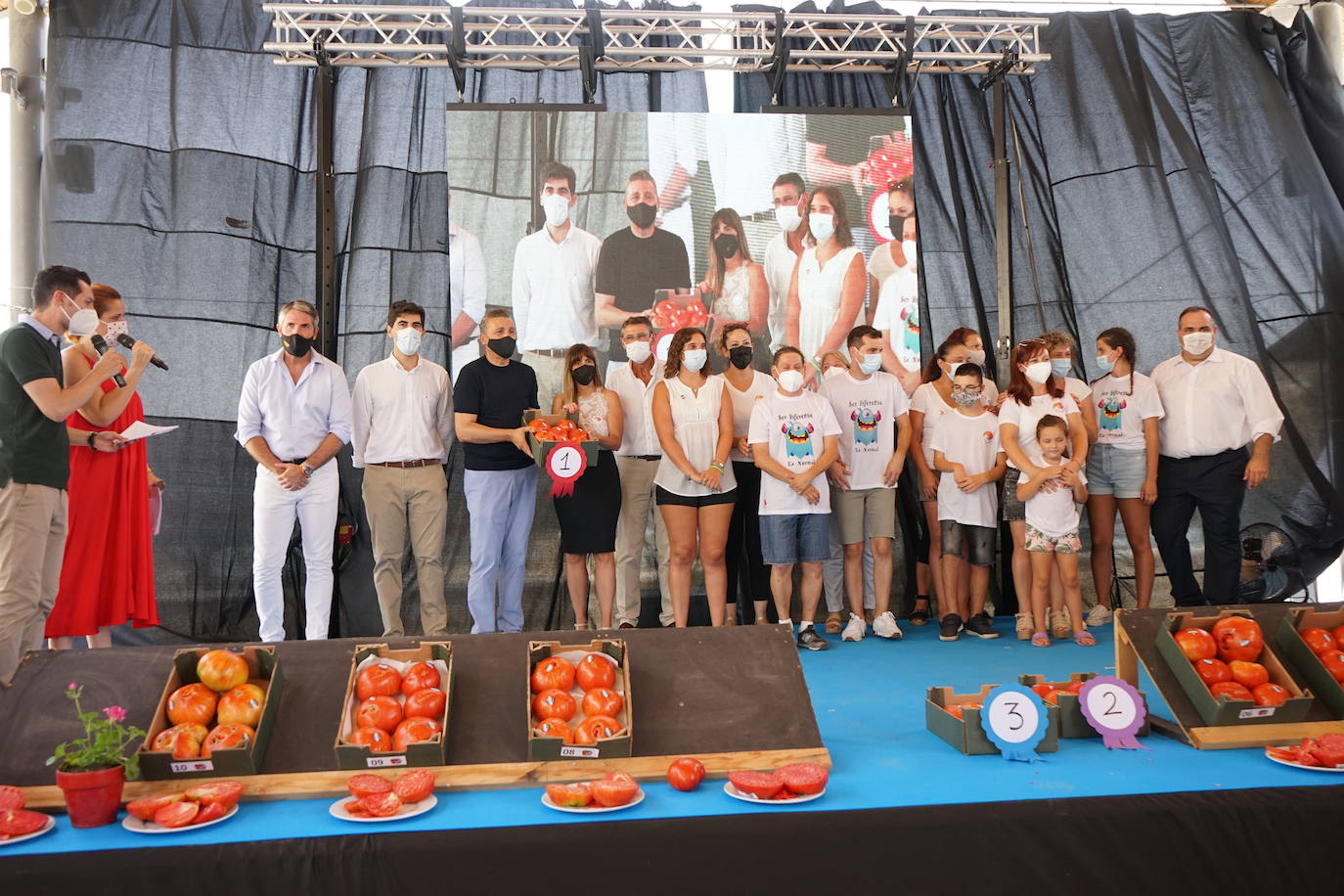 El mercado 'Sabor a Málaga' en Coín acoge la tradicional subasta benéfica del tomate Huevo de Toro y el concurso hortofrutícola. 