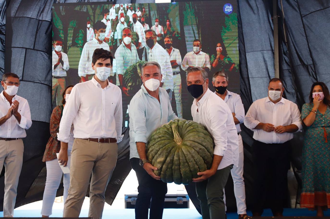 El mercado 'Sabor a Málaga' en Coín acoge la tradicional subasta benéfica del tomate Huevo de Toro y el concurso hortofrutícola. 