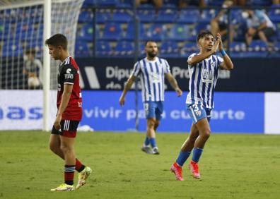 Imagen secundaria 1 - Momento en el que Kevin y Roberto son sustituidos en el minuto 66 de partido entre Málaga y Mirandés.