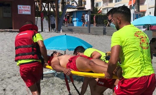 Un curso de primeros auxilios para los vigilantes de playa en Nerja. 