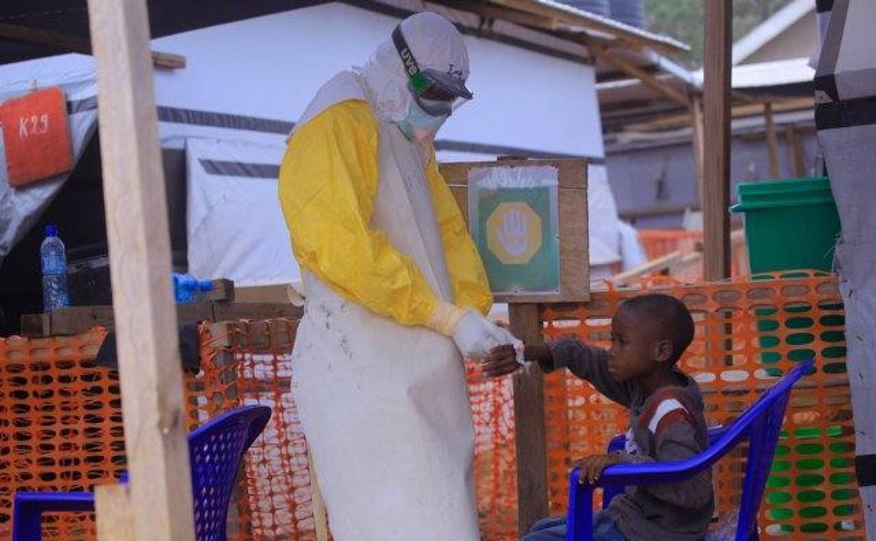 Una enfermera le hace un test a un niño para comprobar si tiene ébola, en Congo, Beni, a 20 de mayo de 2019