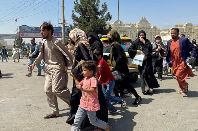 Los afganos se agolpan en el aeropuerto mientras esperan salir de Kabul 
