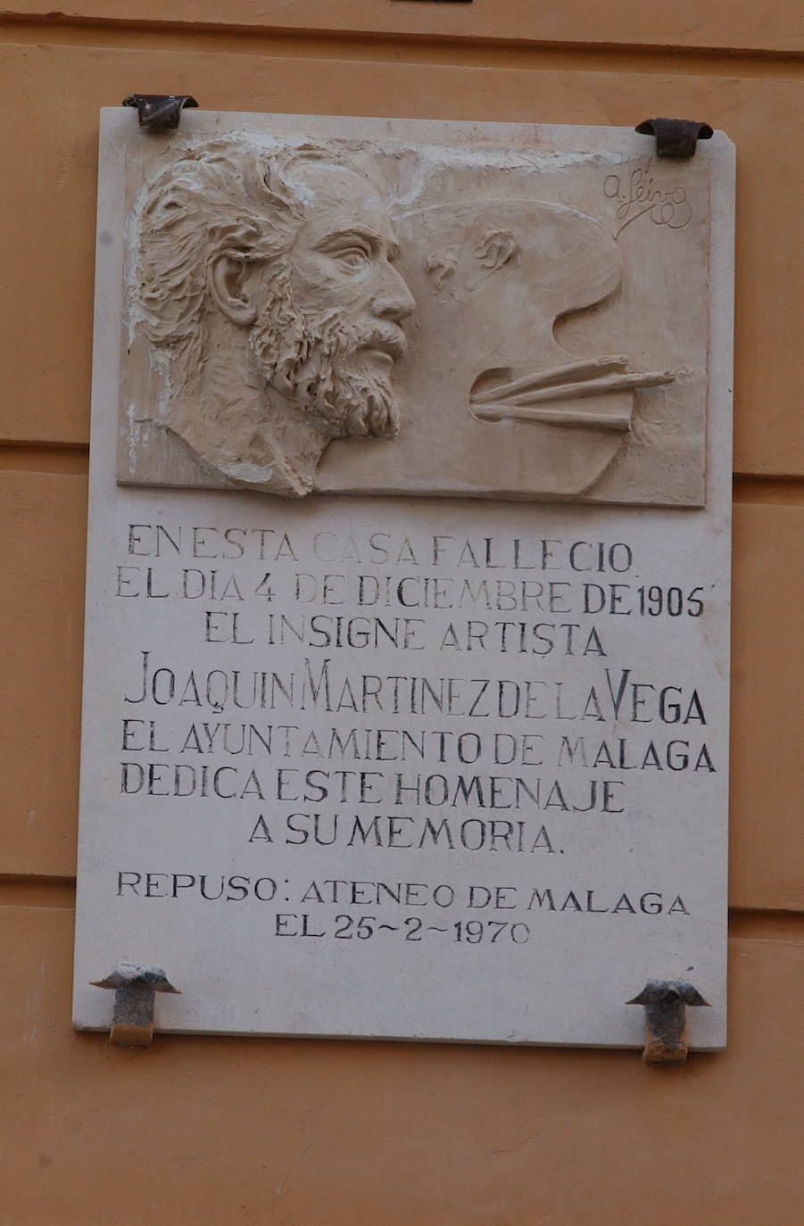 Placa que recuerda el fallecimiento de Martínez de la Vega en el antiguo Parador de San Rafael. 