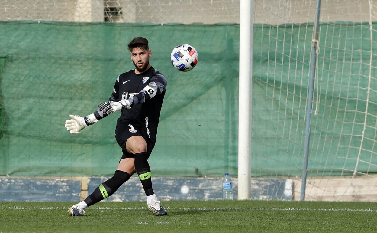 El portero del Málaga, Gonzalo, durante un partido con el filial en el campo de la Federación.