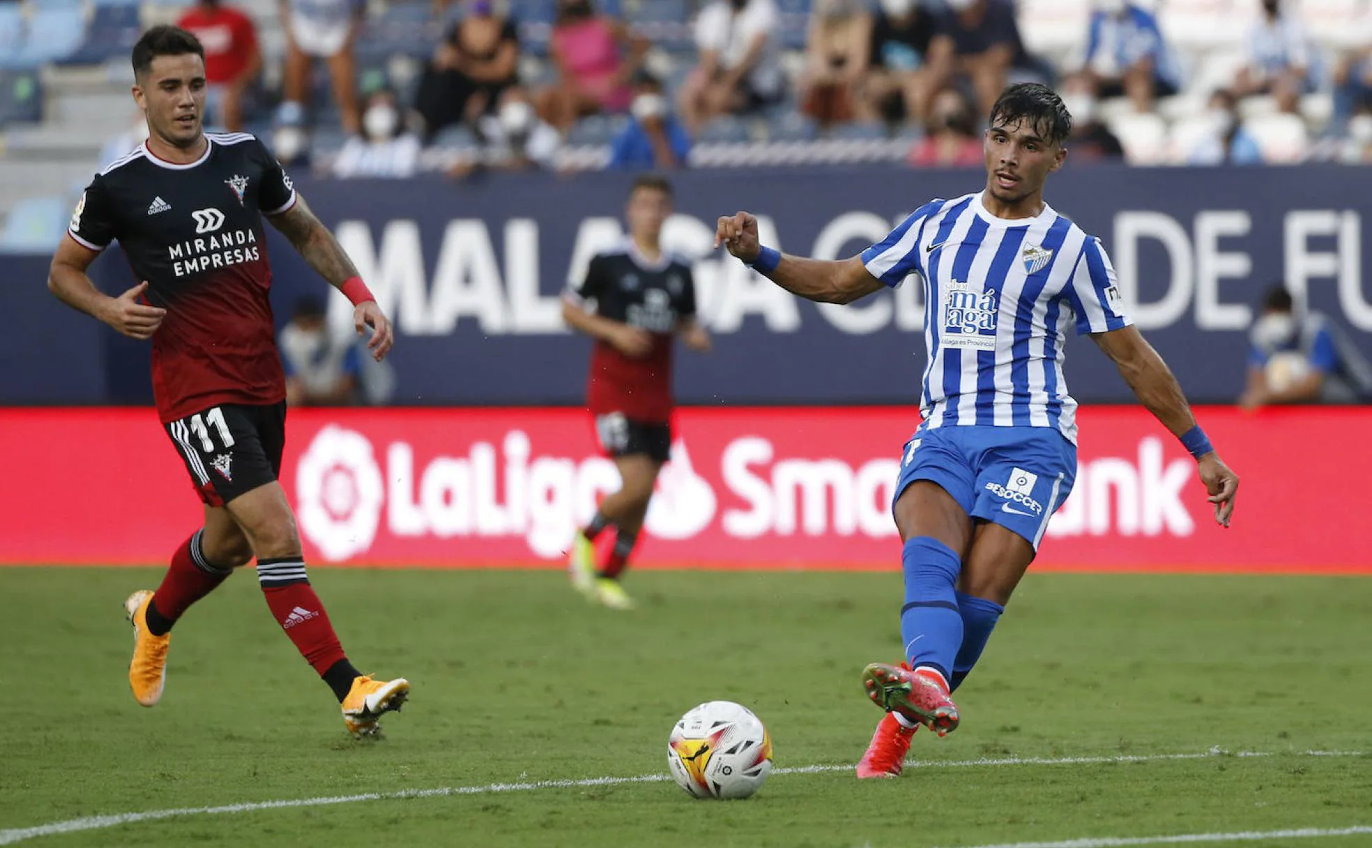 El futbolista del Málaga, Kevin Medina, durante una jugada en el partido contra el Mirandés.